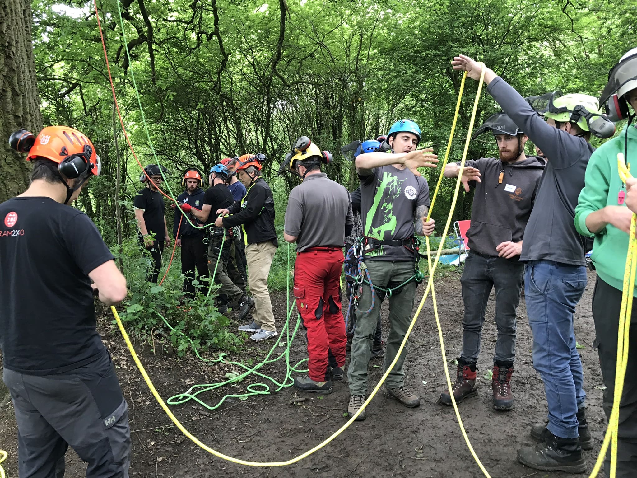 An arborist instructor teaching other arborists SRT techniques